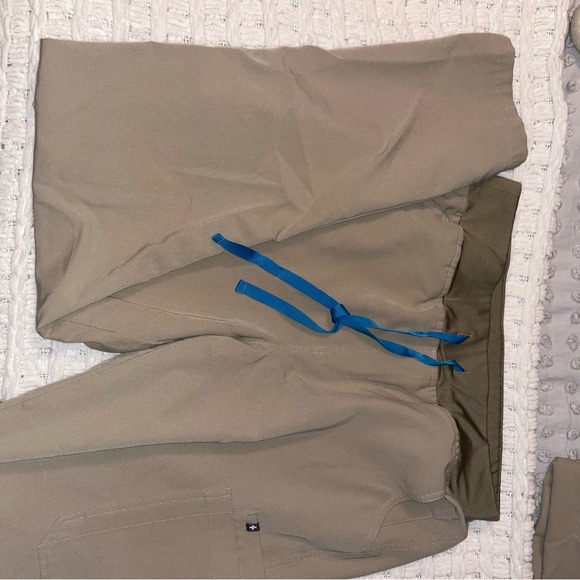 Sandstone Figs Scrub Set - Picture 4 of 4